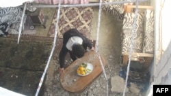 Një burrë inspekton dëmet në shtëpinë e tij, pas sulmeve ajrore izraelite në Al Qulaylah, në periferi të qytetit Tyre, në jug të kryeqytetit libanez, Bejrut. 7 prill 2023