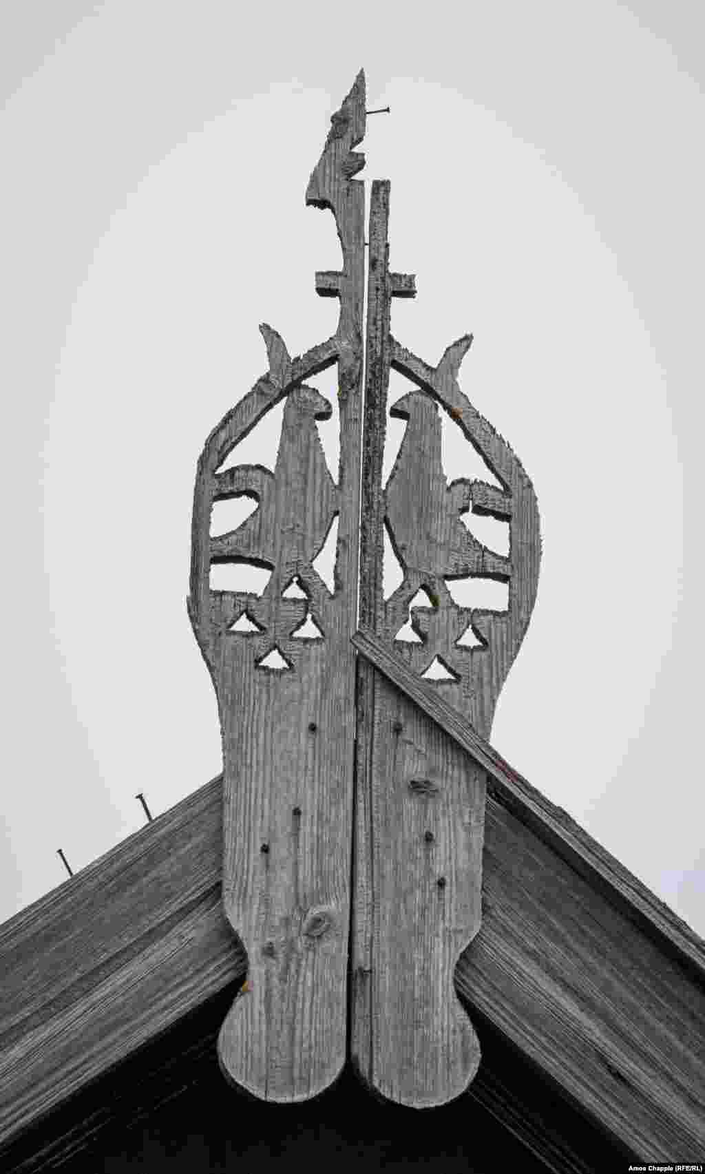 Fiecare desen are o semnificație proprie. Există nenumărate variante, unele cu rădăcini în tradiția populară. Doi porumbei deasupra unei case reprezintă o relație de iubire și armonie între soțul și soția din acea gospodărie.