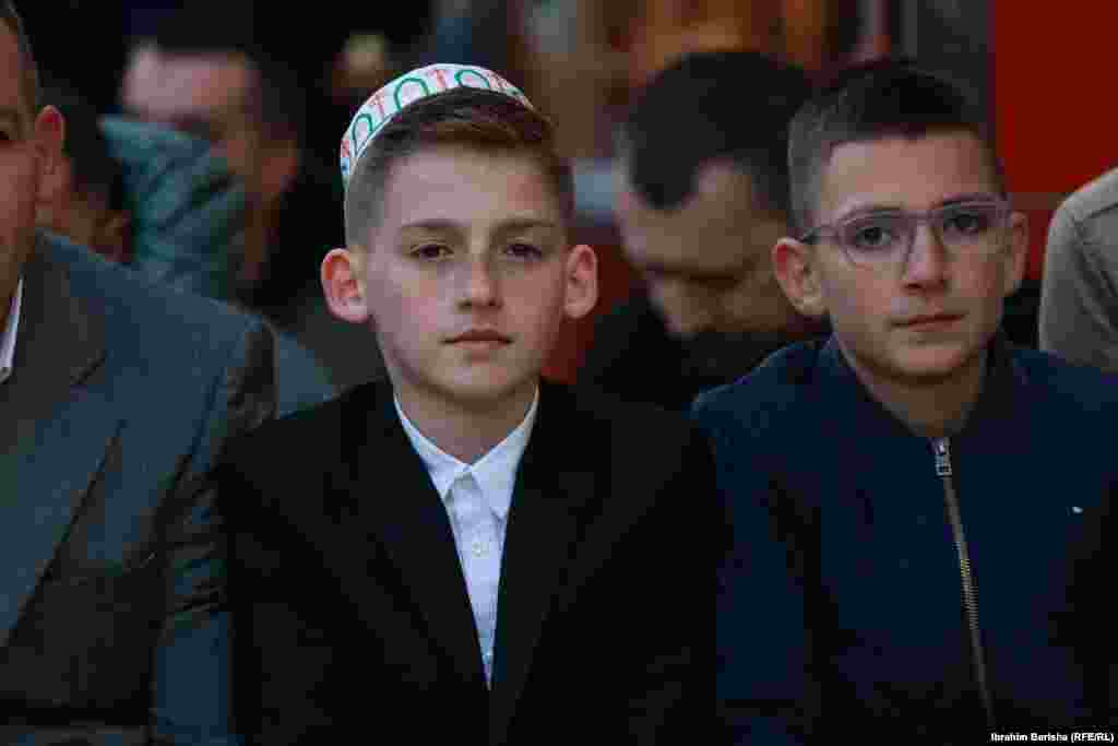 Dy djem në Xhaminë e Madhe në Prishtinë.