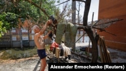 Romok között, ivóvízre várva élnek az egy hónapja történt gátkatasztrófa túlélői