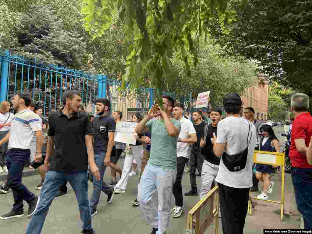 Protestuesit marshuan pranë selisë së Kombeve të Bashkuara në Jerevan më 24 korrik. Një grua mban një tabelë ku i bën thirrje OKB-së që &quot;të dërgojë menjëherë ngarkesë humanitare&quot; në Nagorno-Karabak. Nga fillimi i korrikut Azebajxhani e ka mbyllur përkohësisht korridorin Laçin, rrugën kryesore që e lidh Nagorno-Karabakun me Armeninë dhe kjo ka rritur shqetësimet për krizë humanitare në rajon.