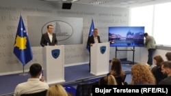 Premijer Kosova Albin Kurti (lijevo) na konferenciji za novinare, 24. septembra 2023.