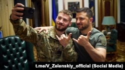 
Президент України Володимир Зеленський і головний майстер-сержант 47-ї окремої механізованої бригади «Маґура» Валерій Маркус. Київ, 28 червня 2023 року
