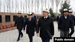 Президент Садыр Жапаров баштаган мамлекеттик жетекчилер Апрель ыңкылабына коюлган эстеликтин жанында. 7-апрель, 2023-жыл. (архивдик сүрөт)