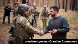 Президент України Володимир Зеленський регулярно відвідує розташування українських військових, ілюстративне фото