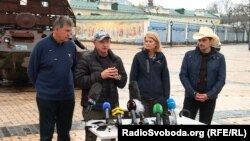 Сенатори Джо Менчин, Марк Едвард Келлі, Ліза Меркавскі у Києві. 12 квітня, 2023 року. 