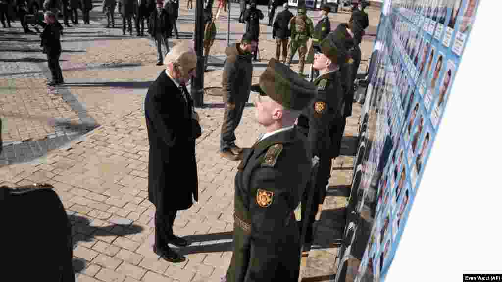 Joe Biden amerikai elnök megkoszorúzta a háborúban elesett ukrán katonák emlékhelyét&nbsp;