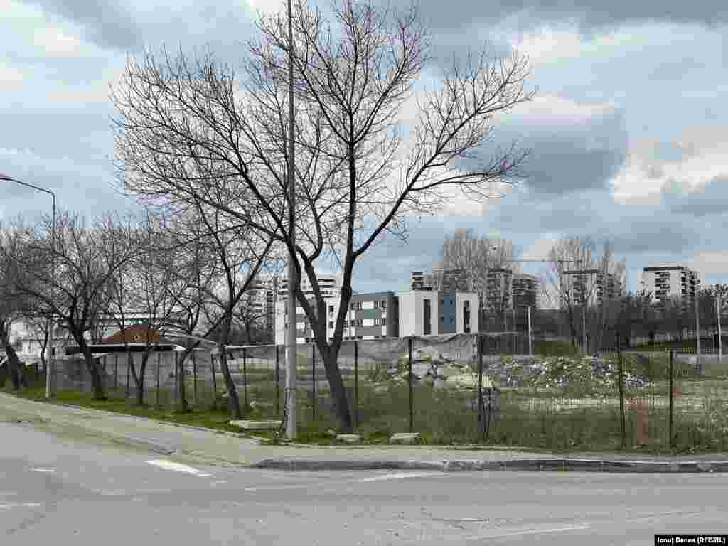 Un șantier din zona Metalurgie din Iași depozitează molozul direct pe pământ, lucru interzis de lege.&nbsp;