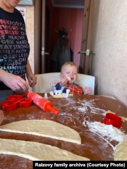 Кирило Раізов під час ліплення. Фото з особистого архіву родини