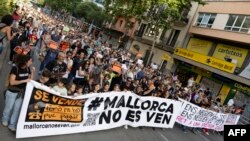 Demonstranti sa natpisom "Majorka nije na prodaju", 25. maj 2024.