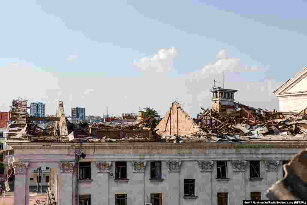 U napadu je uništen i krov zgrade pozorišta.