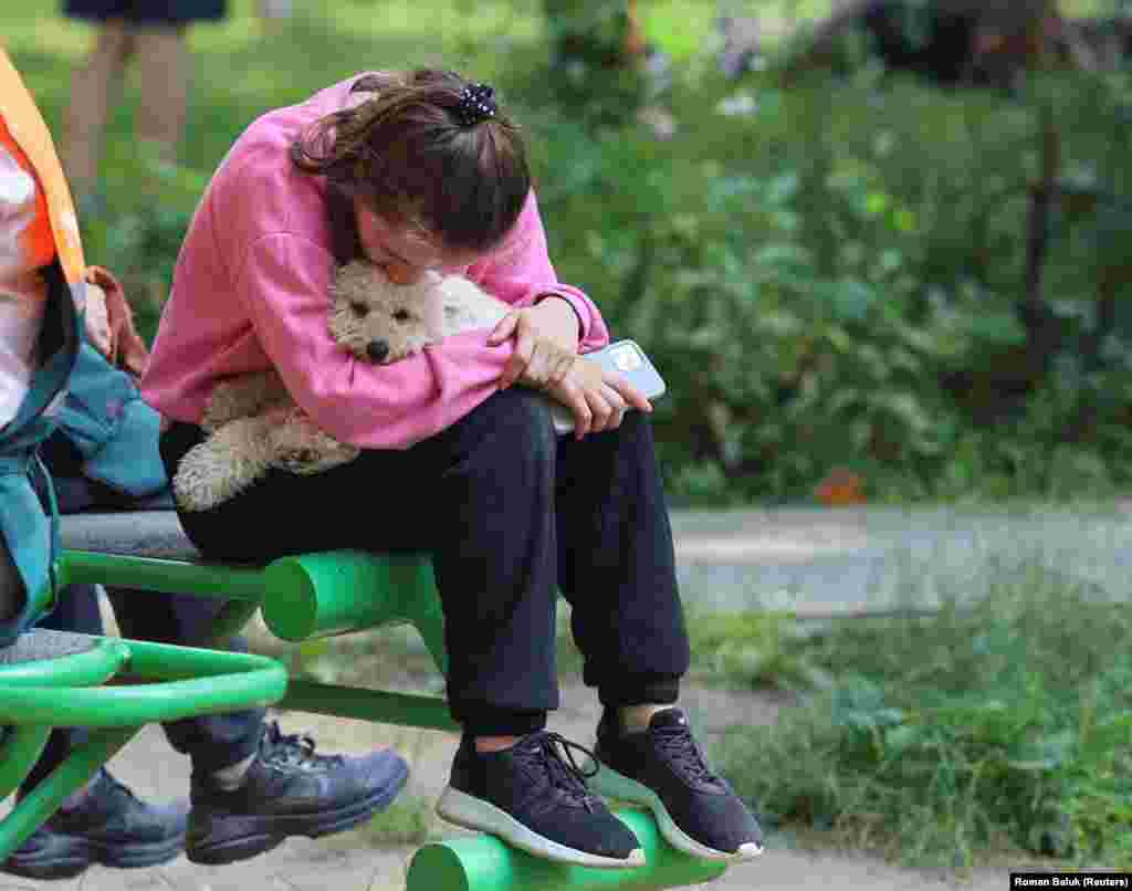 A támadást túlélő nő és kutyája.&nbsp;A BBC tudósítása szerint volt olyan lakó, aki az emeletéről egyedüliként élte túl a bombázást