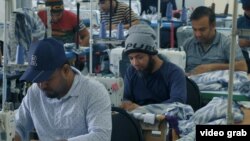 Кыргызстанда тигүү цехинде иштеп жаткан мигранттар. Архив.