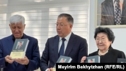 Ректор КазНУ имени аль-Фараби Жансеит Туймебаев (в центре) на открытии аудитории имени Кемеля Токаева и презентации книги «Детектив дарабозы». Алматы, 4 октября 2023 года