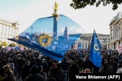 Фото від 2021 року. Прихильники партії «Грузинська мрія»