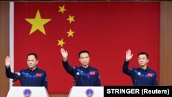 Astronauti Fei Junlong, Deng Ćingming i Žang Lu pred početak misije u novembru 2022. 