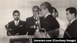 پطروس پالیان (چپ) در مراسمی در حضور شاه