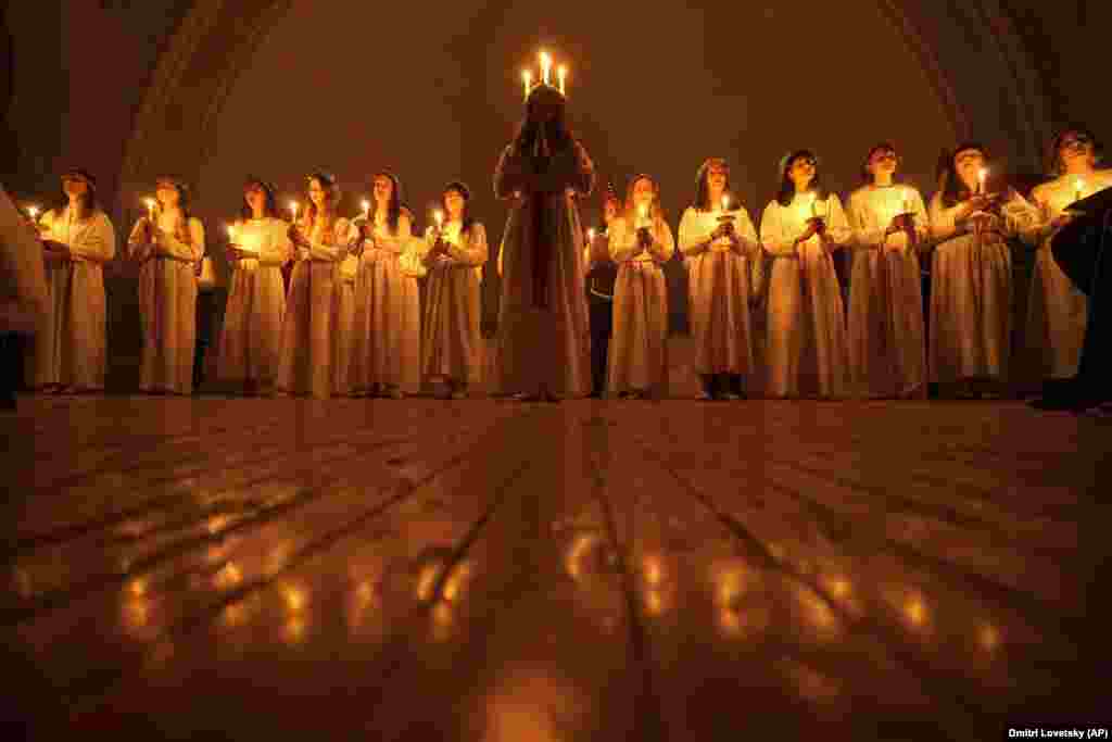 Djevojke i mladići pjevaju pjesme na proslavi Dana Svete Lucije u Evangelističko-luteranskoj crkvi Svete Katarine u Sankt Peterburgu, Rusija.