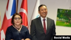 Көргөзмөнүн куратору Гүлсара Акматова жана Кыргызстандын Британиядагы элчиси Улан Жусупов.