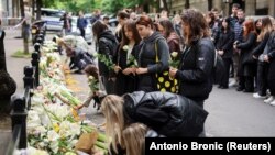 Белграддын тургундары көз жумгандарды эскерип атышат.