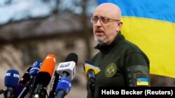 Ministrul apărării al Ucrainei, Olexii Reznikov, vorbește cu presa la baza aeriană americană Ramstein din Germania, 21 aprilie 2023.