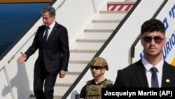 აშშ-ის სახელმწიფო მდივანი ენტონი ბლინკენი თელ-ავივში ჩასვლისას. 12 ოქტომბერი, 2023 წელი