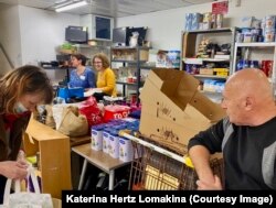 Біженці можуть тут отримати їжу, речі