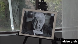 В фойе АГУ был установлен баннер с изображением выдающегося советского и российского поэта