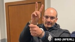 Журналистът Димитър Стоянов в Софийския районен съд, който потвърди като законна заповедта му за 24-часово задържане, но го освободи предсрочно от ареста в понеделник.