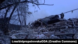 На фото – наслідки російського ракетного удару по Дніпру 28 квітня 2023 року