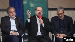 خالد قدومی (نفر وسط) تبعه اردن و رابط مالی میان حماس و ایران که در تهران زندگی می‌کند، نیز به فهرست تحریم‌ها اضافه شده است