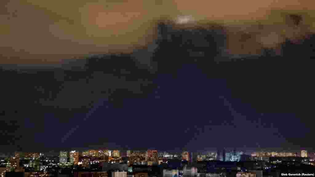 Mbrojtja ajrore e Ukrainës duke përdorur një projektor për të gjetur dronë në qiellin mbi Kiev.