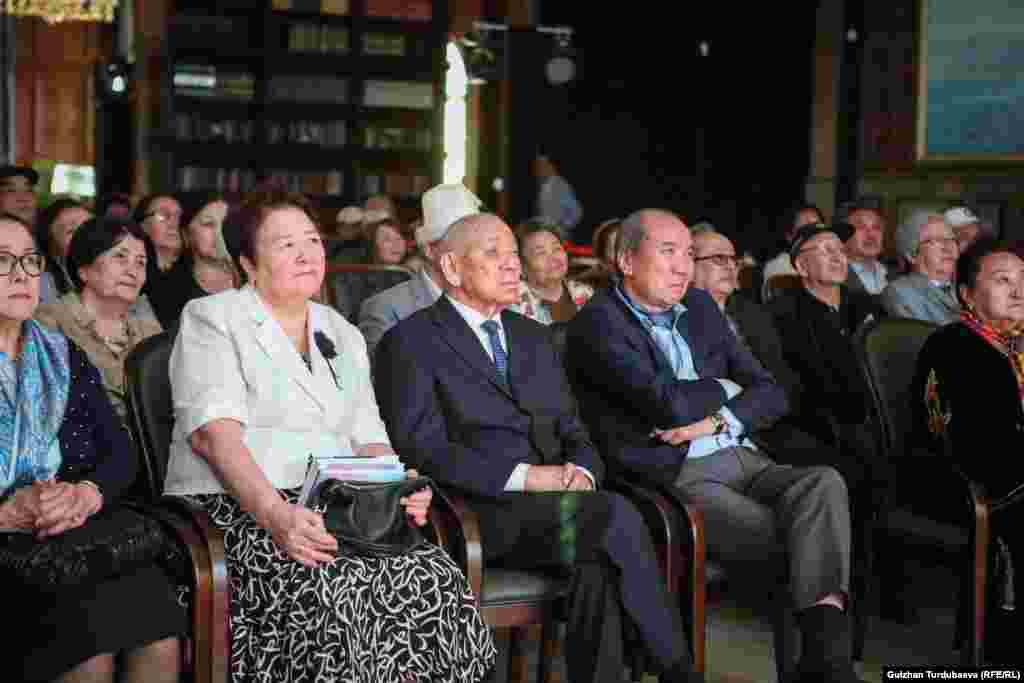 Иш-чарага акын-жазуучулар, журналисттер, өкмөт өкүлдөрү жана&nbsp;Бурулкан Сарыгулованын&nbsp;&ldquo;Уютку кеп&rdquo; китебинин каармандары катышты.&nbsp;