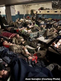 Поранені у шпиталі в бункерах комбінату «Азовсталь». Фото з архіву Асана Ісенаджиєва