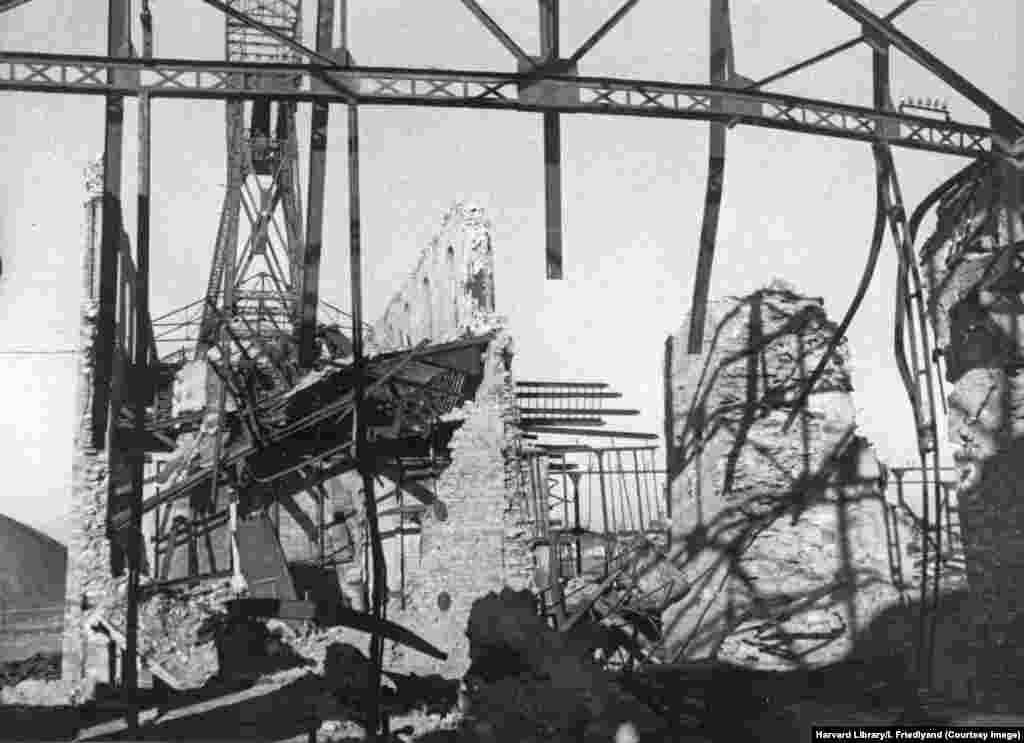 Zgrade rudnika uglja koju su srušene dok su se povlačile nemačke snage, piše u tekstu uz fotografiju.&nbsp; Region Donbasa je 2014. ponovo zahvaćen sukobom usled separatističke kampanje koju je podržao Kremlj. Taj sukob je prethodio ratu posle ruske invazije na Ukrajinu 2022. koji i danas traje.