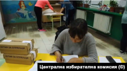 Стоп кадър от видеонаблюдение в избирателна секция в Малорад.