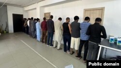 Мыйзамсыз иштегени үчүн кармалган Пакистан жарандары. 2024-жылдын 15-майы. Бишкек.