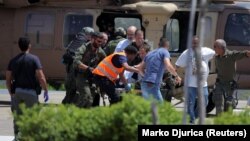 تجمع مردم پیرامون یک برانکارد پس از اعلام خبر نجات چهار گروگان اسرائیلی از غزه