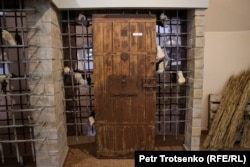 Postvka opisuje žrtve zakljućane iz rešetaka u dijelu centra sudskog pritvora.