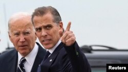 Joe Biden amerikai elnök fia, Hunter Biden társaságában a Nemzeti Gárda delaware-i légi támaszpontján 2024. június 11-én