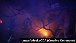 Vatrogasci gase vatru nakon udara ruskog drona u Odeskoj oblasti 17. decembra 2023.