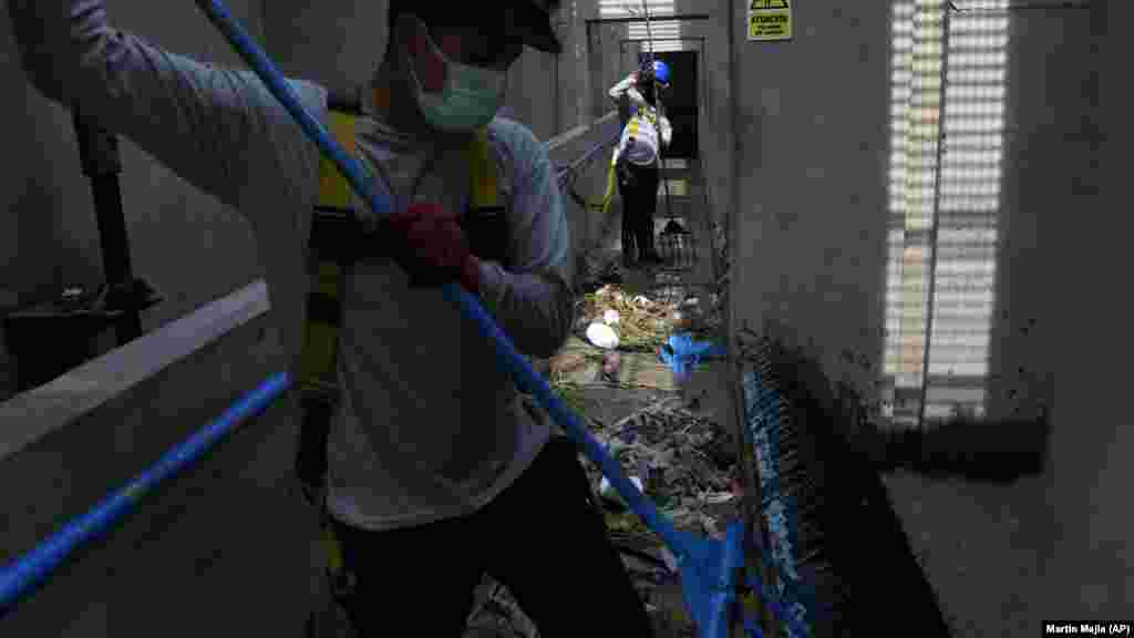 A helyi vízközmű munkásai a szemetet gyűjtik a perui Limában 2023. március 21-én. Az ENSZ konferenciáján kiemelték, hogy miközben egyre kevesebben jutnak tiszta folyóvízhez, meglévő vízkészleteinket&nbsp;nagyon gyorsan szennyezzük&nbsp;