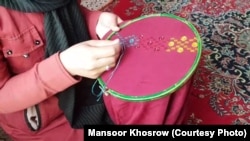 الینا حسنی می گوید پس از محروم شدن از آموزش و ورزش از سوی طالبان در خانه نزد مادرش گلدوزی را می‌آموزد