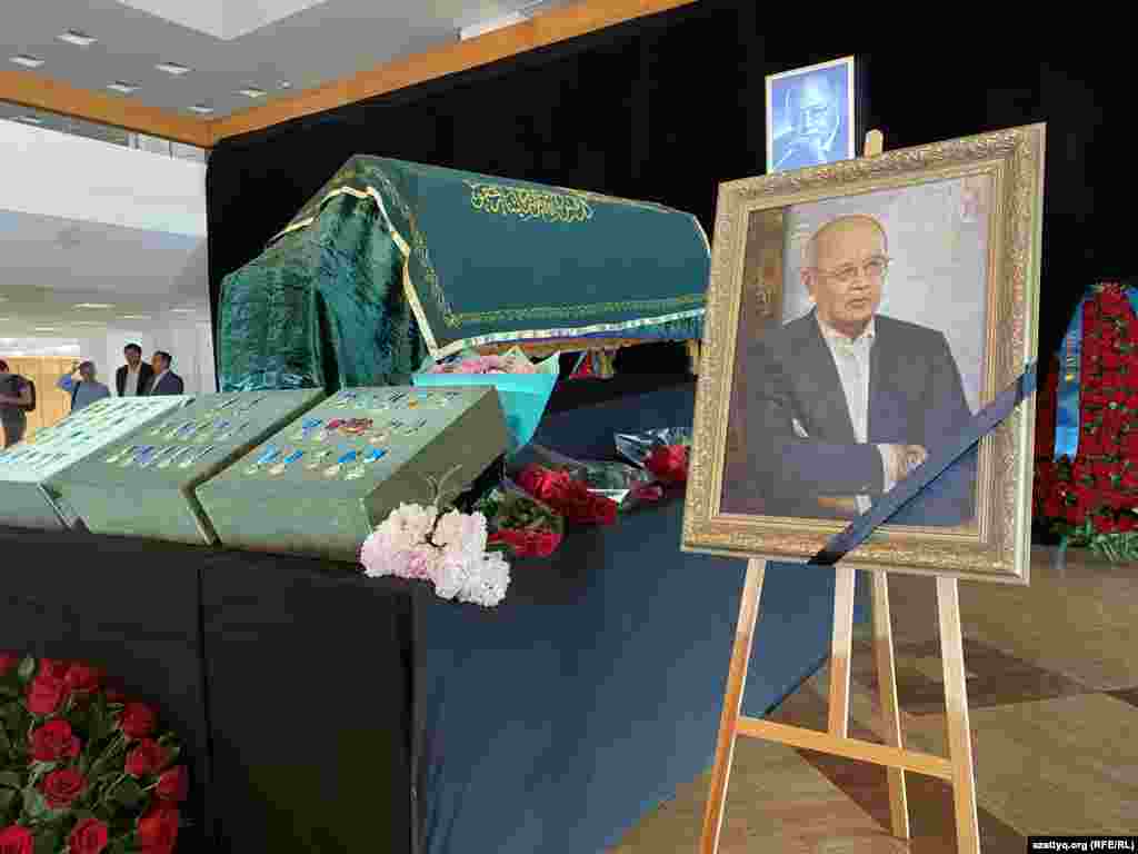 Мурат Ауэзов 1943-жылы 1-январда Казакстандын Жамбыл облусунун Мерке айылында жарык дүйнөгө келген. Ал казактын белгилүү жазуучусу Мухтар Ауэзовдун уулу.&nbsp; &nbsp;