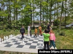 Tabla imensă de șah din apropierea bisericii este atracția principală a copiilor din sat.