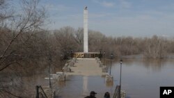 Par u Orenburgu u Rusiji posmatra potopljeno područje oko spomenika Evropa-Azija, koji označava granicu između Evrope i Azije.