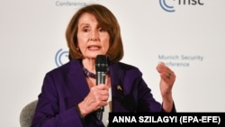 Бывшая спикер Палаты представителей США Нэнси Пелоси выступает на 59-й Мюнхенской конференции по безопасности, 18 февраля 2023