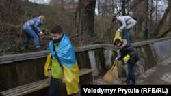 Учасники проукраїнської акції з прибирання Міськсаду в центрі Сімферополя, Крим, 8 березня 2014 року