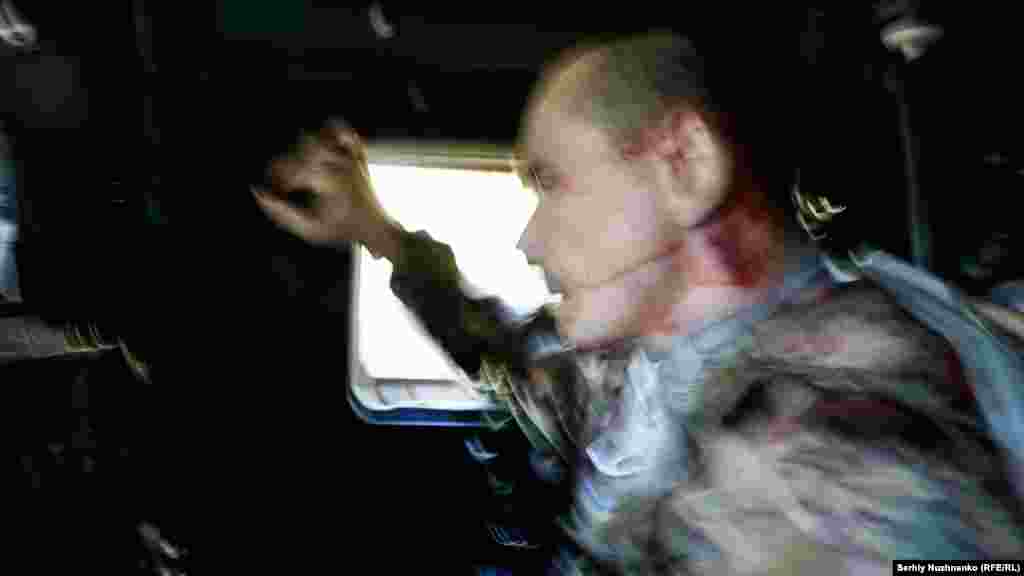Bohdan, un soldat ucrainean rănit, este evacuat în apropiere de Severodonețk, în regiunea Luhansk, la 2 iunie 2022.