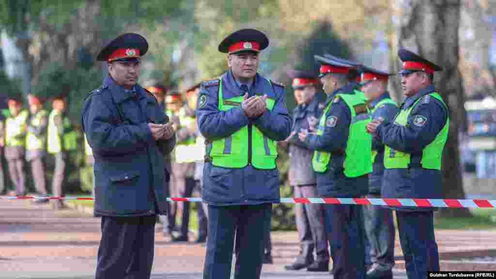 Порядок на месте обеспечивают десятки сотрудников милиции.&nbsp;